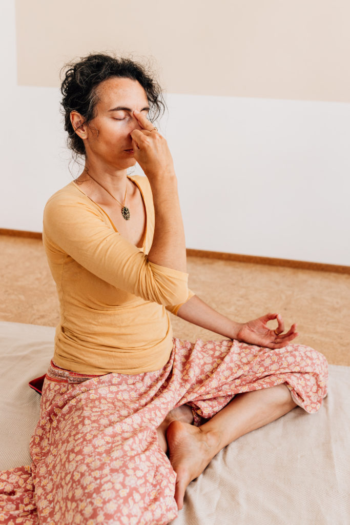 Die Yogalehrerin Maria Lichtenberg praktiziert anuloma viloma - die Wechselatmung in ihrem Yogaraum in Leipzig.